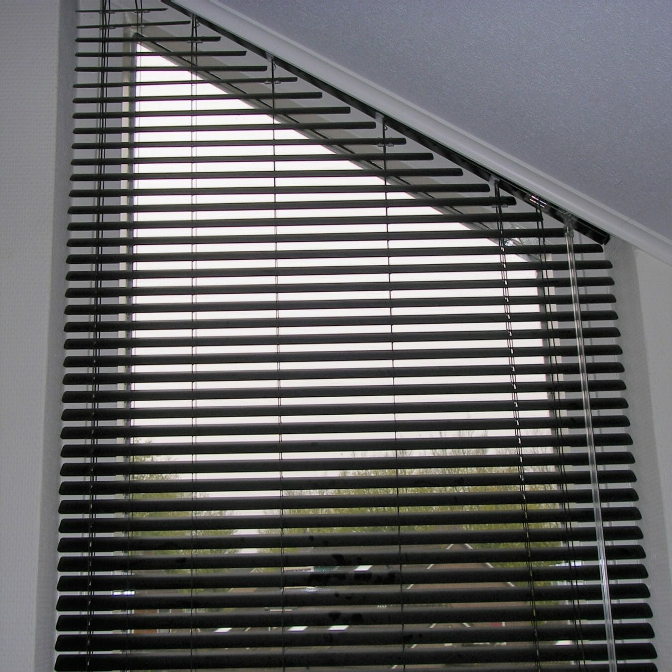 landinwaarts Wantrouwen Ontdekking Aluminium jaloezieën voor bijzondere raamvormen - Zonnelux